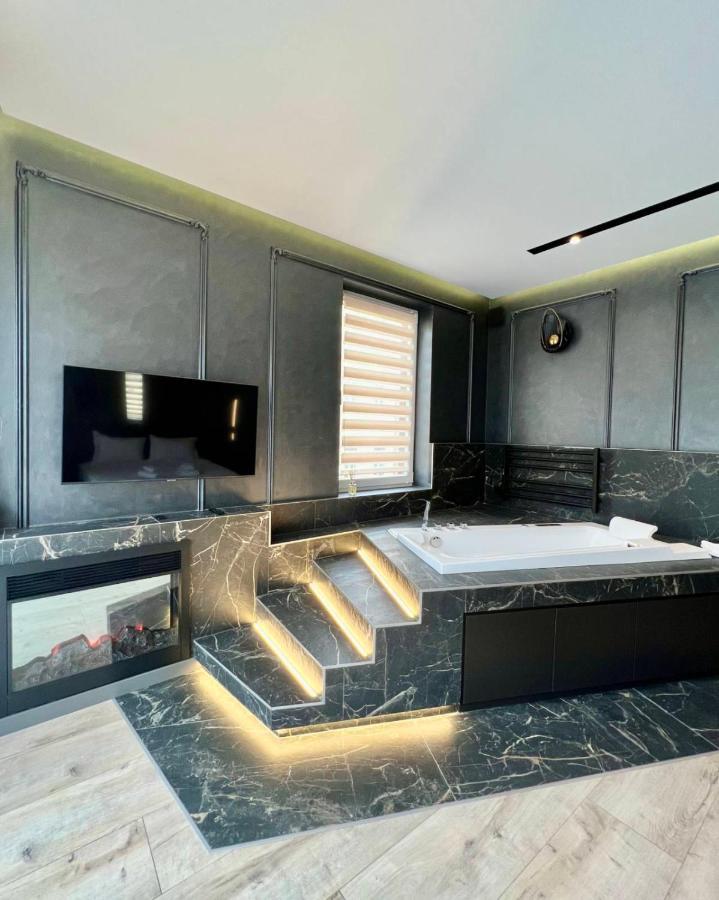 Royal Vip Jacuzzi Apart إلفيف المظهر الخارجي الصورة